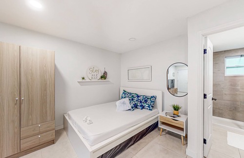 River Oaks Apartment | Snowbird-friendly studio with kitchenette, washer/dryer, desk, streaming, & AC