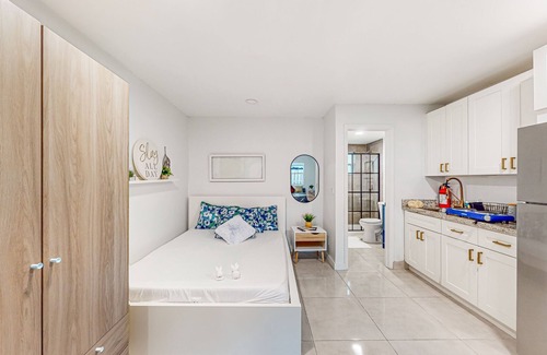 River Oaks Apartment | Snowbird-friendly studio with kitchenette, washer/dryer, desk, streaming, & AC