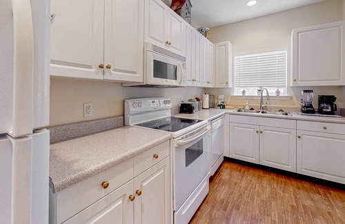 Dock Junction Condo | Snowbird-friendly end condo with back patio, washer/dryer, streaming, central AC