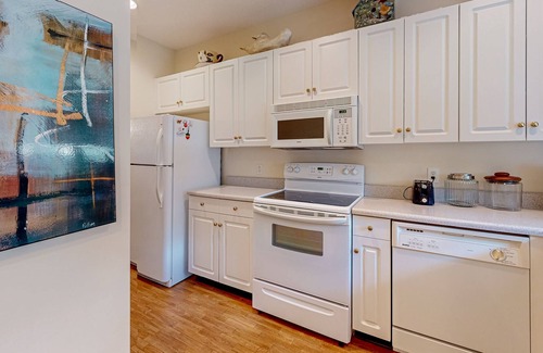 Dock Junction Condo | Snowbird-friendly end condo with back patio, washer/dryer, streaming, central AC