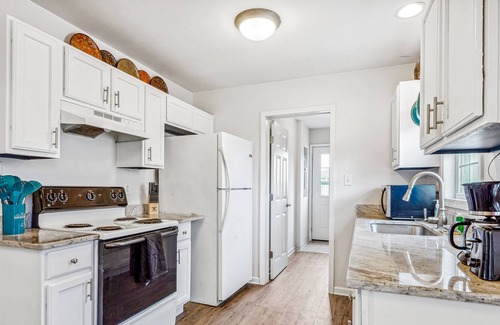 West End House | Snowbird-friendly home with central AC & washer/dryer - walk to dining