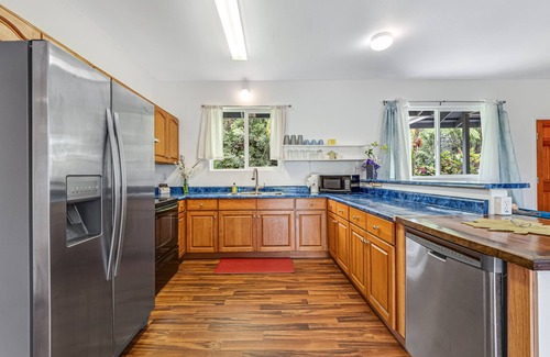 Keaau House | Snowbird-friendly home near the beach with patio, grill, outdoor dining area
