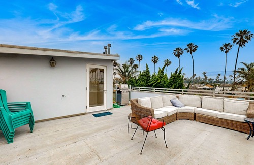 Pierpont Bay House | Snowbird-friendly house with fireplace & rooftop deck - beach across the street