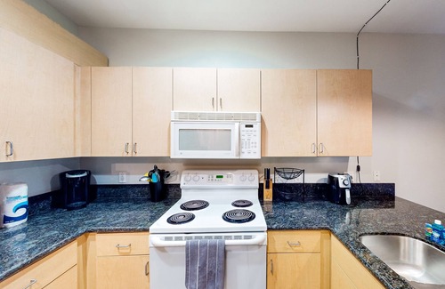 Civic Core Apartment | Snowbird-friendly studio near ocean with pool, hot tub, gym, balcony - dogs OK