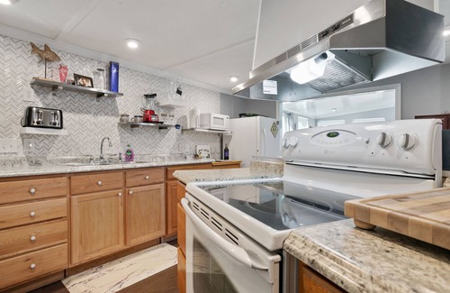 Welaka House | SNOWBIRDS(Long term visitors) or Quick getaway this is the home for you!