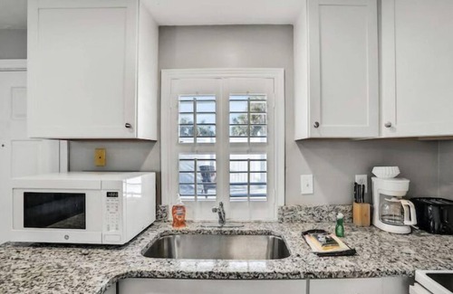 Flagler Beach Apartment | Snowbirds save 50% Clean , pets, beachside apt. Downtown Flagler Beach -Sleeps 4