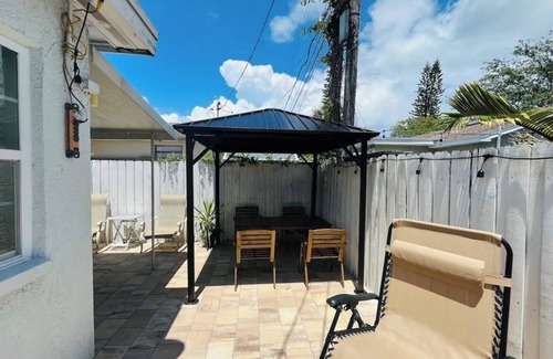 Madeira Beach Apartment | Snowbirds welcome 5min walk to the beach