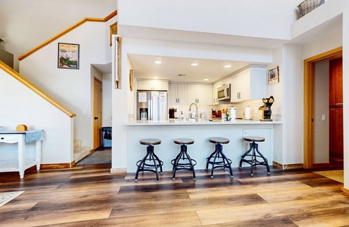 Mammoth Lakes Condo | Snowcreek V 890 Pet-Friendly, Private Washer Dryer, Mountain Views by RedAwning