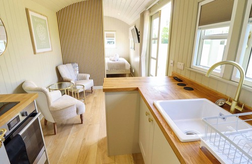 Ashby cum Fenby Cottage | SNOWDROP, romantic, with hot tub in Waltham