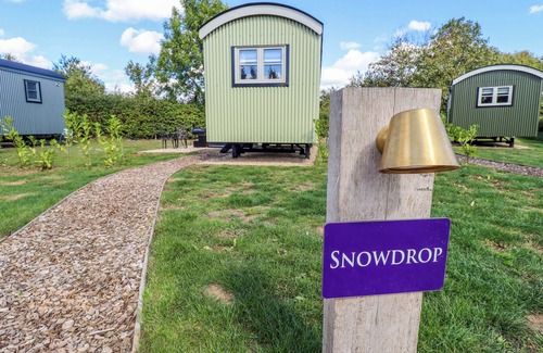 Ashby cum Fenby Cottage | SNOWDROP, romantic, with hot tub in Waltham