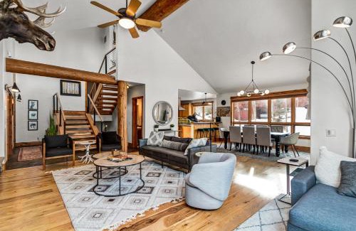Four O'Clock House | Snowflake Chalet 72 by Great Western Lodging