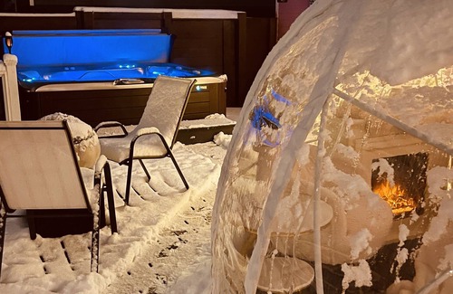 Afton House | SnowFlake Suite, SnowGlobe with hottub