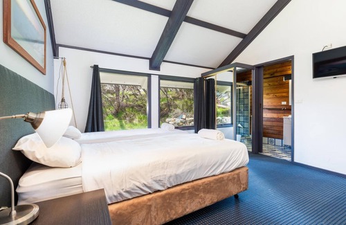 Smiggin Holes Hotel | Snowy Gums
