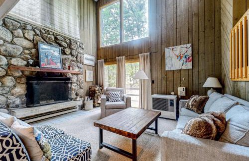 North Conway Apartment | Snowy Peaks Hideaway