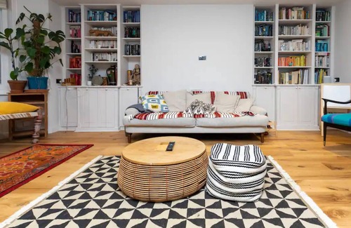 St. Helen's Apartment | Snug 2BD Flat in Ladbroke Grove