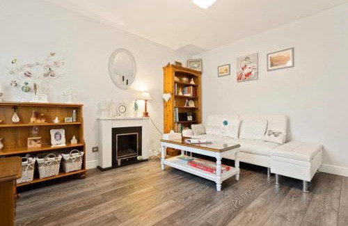 Thamesmead House | Snug & Cosy Home In Thamesmead Overlooking A Park