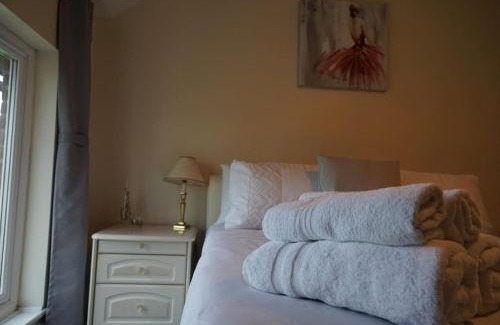 Thamesmead House | Snug & Cosy Home In Thamesmead Overlooking A Park