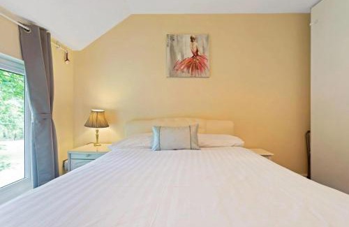 Thamesmead House | Snug & Cosy Home In Thamesmead Overlooking A Park