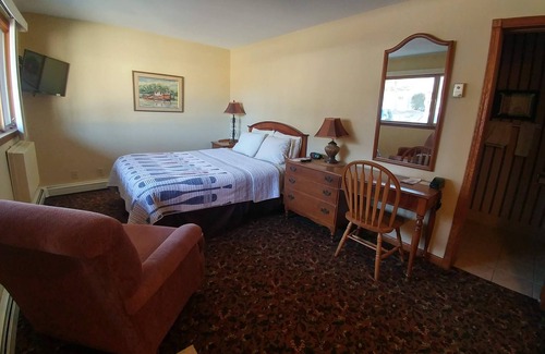 Sturgeon Bay Hotel | Snug Harbor Inn - Basic-Water 7 & 10