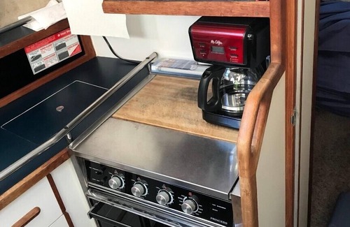 Sturgeon Bay Boat Rental | Snug Harbor Inn - Carver Cabin - Welcome Aboard!