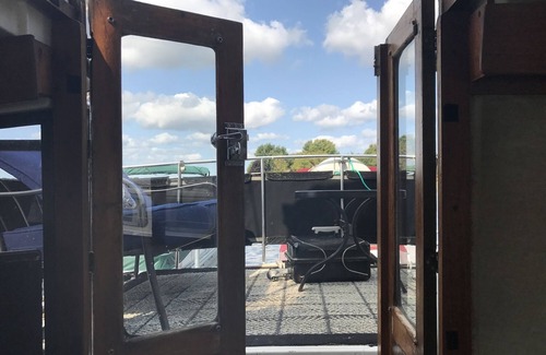 Sturgeon Bay Boat Rental | Snug Harbor Inn - Carver Cabin - Welcome Aboard!