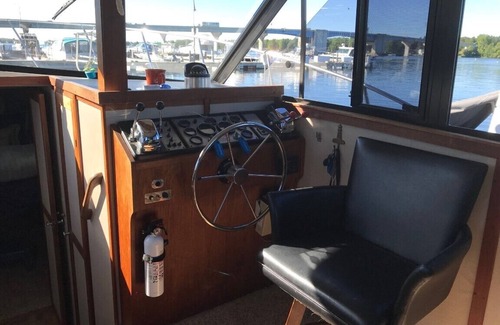 Sturgeon Bay Boat Rental | Snug Harbor Inn - Carver Cabin - Welcome Aboard!