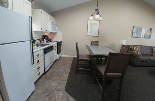 Sturgeon Bay Apartment | Snug Harbor Inn - Suite 202 & 203