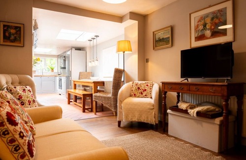 New Forest District Apartment | Snug Harbour Retreat with Courtyard & Log Fires