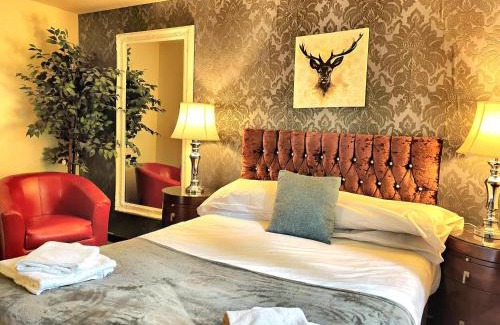 Llanybri Ski Chalet | Snug hut 5-Hot Tub-Woodland Lodges-Pembrokshire-Tenby