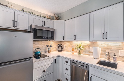 Acme Condo | 🏖️ Snug Lake View Condo @ The Shores | Beach Views + Deck + Champagne Welcome ➠ 5689