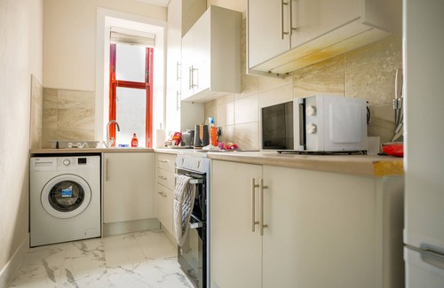 Paisley Apartment | Snug Modern Apartment in Paisley