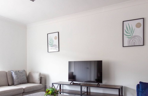Blantyre House | Snug Modern Home in Blantyre