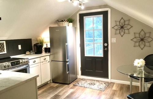 Long View Apartment | Snug Studio Retreat- Near to Aviation museum and Highway