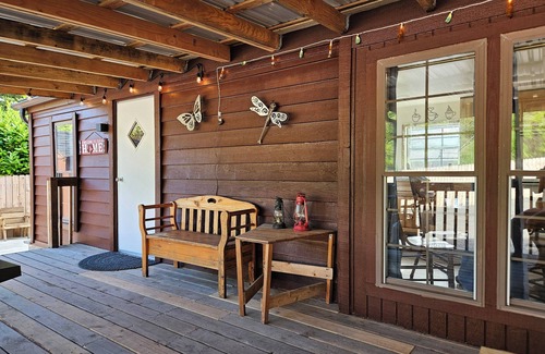 Lakeside Cottage | So much to enjoy at this 2-bedroom cottage in Charming Lakeside.