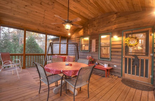 Mineral Bluff Cabin | Soak and cozy up next to the fireplace! - Annie's Mountain Mist -