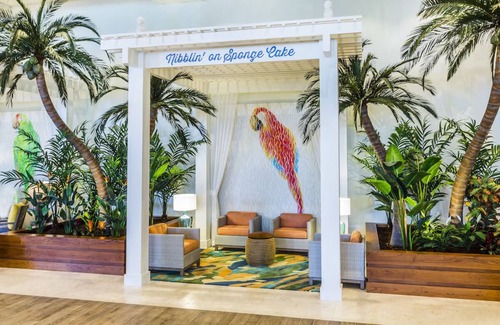 Hollywood Hotel | Soak in Relaxing Vibes Near Hollywood Beach with Outdoor Swimming Pool