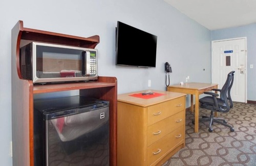 Ingleside Hotel | Soak in Sun by USS Lexington, Outdoor Pool, King Bed & Breakfast