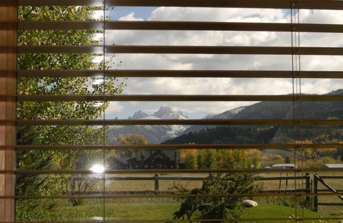 Alta House | Soak in the Hot Tub, Relax by the Fireplace, or X-C Ski from the Back Door