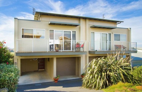 Kiama Heights House | Soak in the stunning water views from the balcony