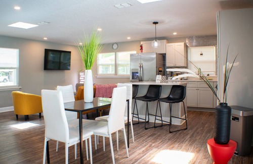 Orange Park House | Soak, swim, and unwind in your private oasis