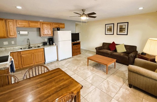 Pinetop Condo | Soak Up the Pines in Style 1BR with Patio