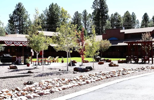 Pinetop Condo | Soak Up the Pines in Style 1BR with Patio