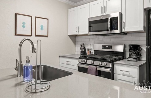Brentwood Apartment | Soak Up the Sun! Newly Renovated + Prime Location