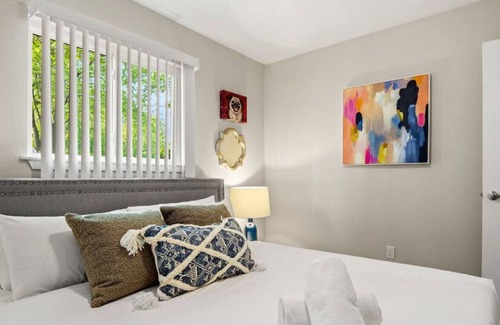 Brentwood Apartment | Soak Up the Sun! Newly Renovated + Prime Location