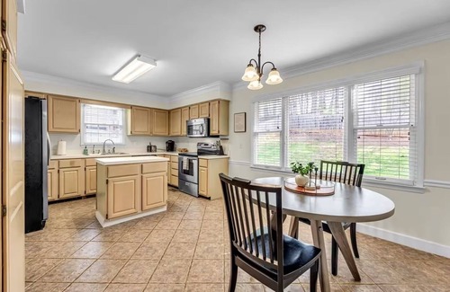 Kernersville House | Soaking Tub Fenced Yard Pet-Friendly HD TVs
