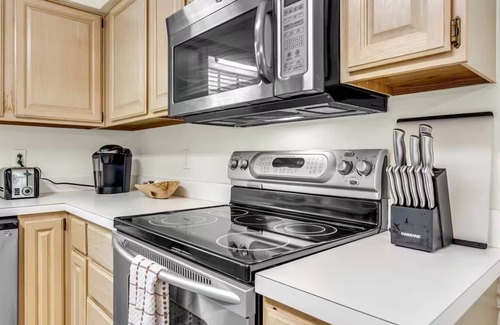 Kernersville House | Soaking Tub Fenced Yard Pet-Friendly HD TVs