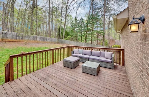 Kernersville House | Soaking Tub Fenced Yard Pet-Friendly HD TVs