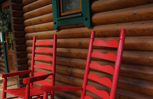 Sevierville Cabin | Soaky Mtn 1 Mile~Convention Center 1 Mile~Hot Tub