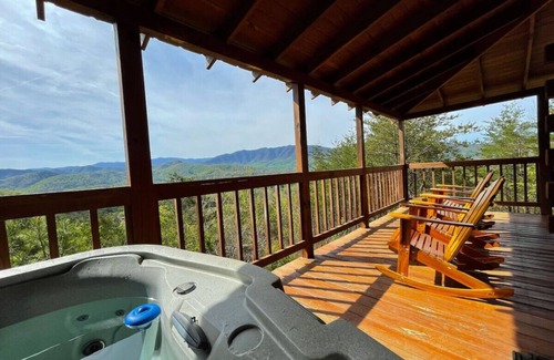 Townsend Cabin | “Soaring Eagle” Log Cabin * Awesome View