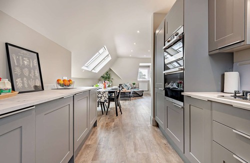 Southbourne Apartment | SOBO Loft – Sleek Southbourne 2-Bed Near to Beach